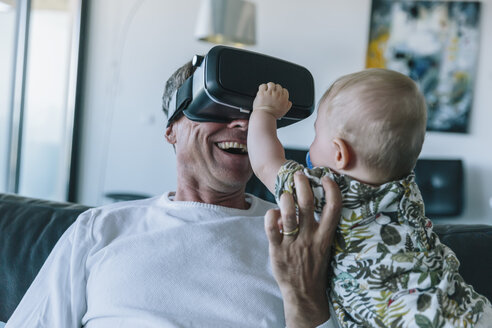 Glücklicher Mann mit Baby und VR-Brille - MFF04244