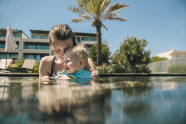 Glückliche Mutter und ihr kleiner Sohn im Schwimmbad - MFF04271