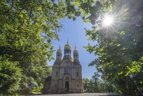 Deutschland, Hessen, Wiesbaden, Russisch-Orthodoxe Kirche gegen die Sonne, lizenzfreies Stockfoto