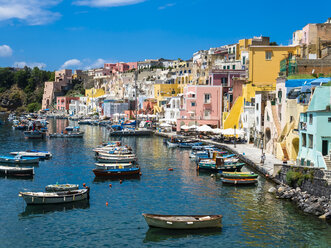 Italien, Kampanien, Golf von Neapel, Phlegräische Inseln, Insel Procida, Hafen, Marina di Corricella - AMF05562