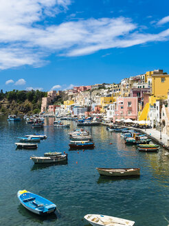 Italien, Kampanien, Golf von Neapel, Phlegräische Inseln, Insel Procida, Hafen, Marina di Corricella - AMF05563