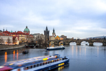 Tschechische Republik, Prag, Karlsbrücke und Ausflugsdampfer - PUF00974