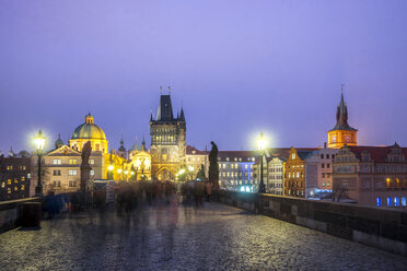 Tschechische Republik, Prag, Karlsbrücke am Abend - PUF00977