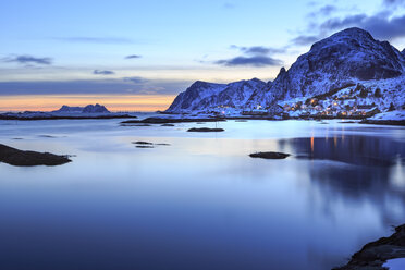 Norwegen, Lofoten, Sorvagen bei Nacht - VTF00616