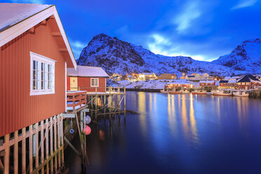 Norwegen, Lofoten Inseln, Fischerdorf Sorvagen bei Nacht - VTF00617