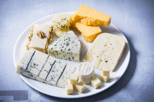 Käseplatte, verschiedene Käsesorten auf einem Teller - MAEF12467