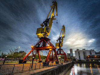 Argentinien, Buenos Aires, Puerto Madero, Dock Sud mit altem Hafenkran bei Nacht - AMF05571