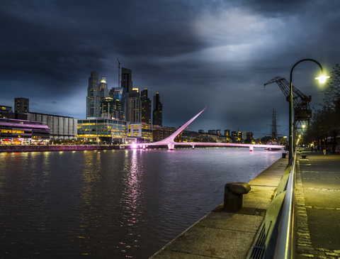 Argentinien, Buenos Aires, Puerto Madero, Dock Sud mit Puente de la Mujer bei Nacht, lizenzfreies Stockfoto