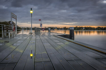 Germany, Hamburg, Outer Alster Lake, mooring area Rabenstrasse at sunrise - KEBF00686