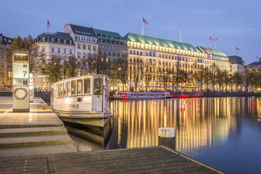 Germany, Hamburg, Inner Alster Lake, Hotel Vier Jahreszeiten, blue hour - KEBF00690