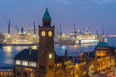 Deutschland, Hamburg, St. Pauli Landungsbrücken, Pegelturm, Kreuzfahrtschiffe im Hafen, blaue Stunde - KEBF00699
