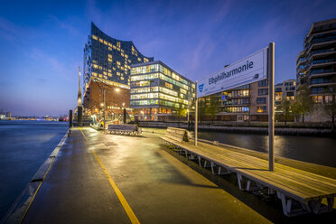 Deutschland, Hamburg, Hafencity, Liegeplatz Elbphilharmonie, Elbphilharmonie im Hintergrund - KEBF00703