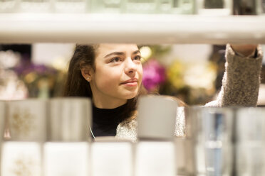 Porträt einer jungen Frau in einem Geschäft - SGF02128