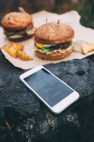 Burger und Smartphone auf Briefmarke, lizenzfreies Stockfoto