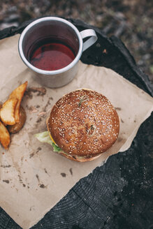 Burger und Becher mit Tee auf Briefmarke - VPIF00301