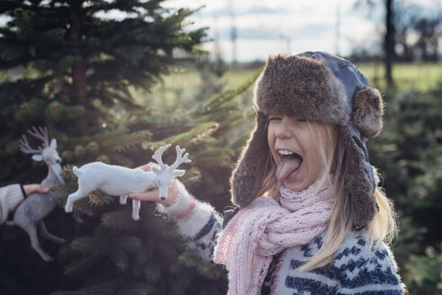 Little girl holding toy reindeer - MJF02210