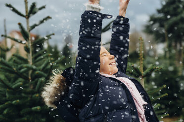 Kleines Mädchen hat Spaß mit Schnee vor Weihnachten - MJF02236