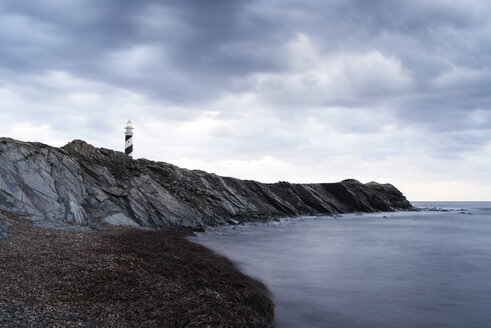 Spanien, Balearische Inseln, Menorca, Leuchtturm von Favaritx umgeben von Wolken am Morgen - IGGF00268