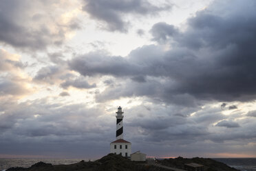 Spanien, Balearische Inseln, Menorca, Leuchtturm von Favaritx umgeben von Wolken am Morgen - IGGF00271