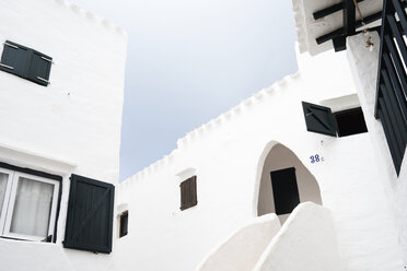 Spanien, Menorca, Binibequer Vell, weißes traditionelles kleines Dorf, Häuser - IGGF00272