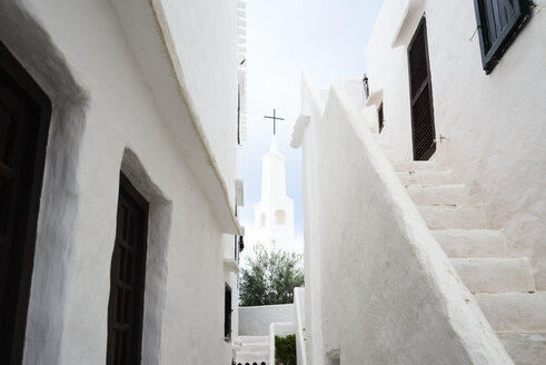 Spanien, Menorca, Binibequer Vell, weißes traditionelles kleines Dorf, Kirche - IGGF00273