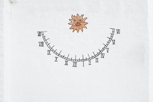 Spanien, Menorca, Binibequer Vell, weißes traditionelles kleines Dorf, Sonnenuhr gemalt - IGGF00274