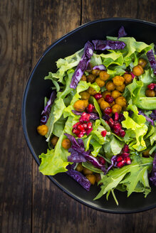 Schüssel mit gemischtem Blattsalat mit Granatapfelkernen, Rotkohl und gerösteten Kurkuma-Kichererbsen - LVF06521