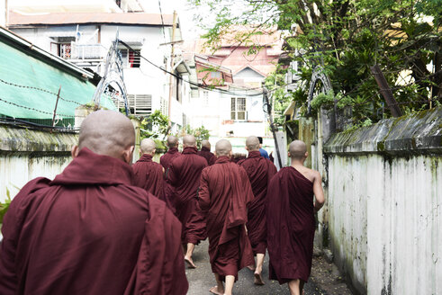 Myanmar, Yangon, Gruppe von Mönchsnovizen - IGGF00277