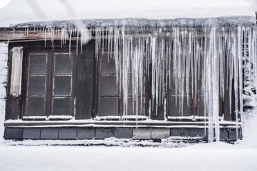 Eiszapfen, die im Winter von einem Dach herabhängen - IPF00435