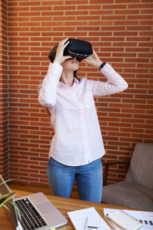 Geschäftsfrau mit VR-Brille im Büro - VABF01447