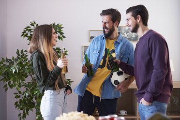 Lachende Freunde beim geselligen Beisammensein mit Bier und Snacks - ABIF00067