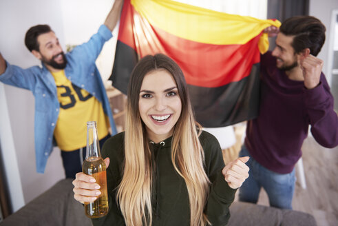 Fußballfans mit Deutschlandfahne beim Feiern - ABIF00076