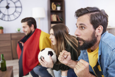 Besorgte deutsche Fußballfans vor dem Fernseher - ABIF00078