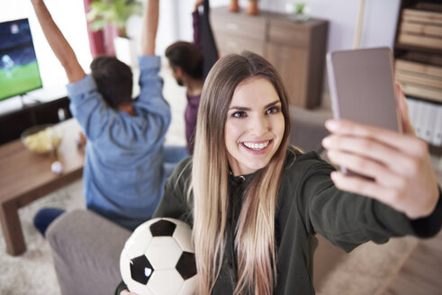 Weiblicher Fußballfan macht ein Selfie zu Hause - ABIF00079