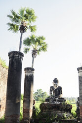 Mynamar, Inwa, Buddha-Statue, Palmen - IGGF00282