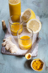 Detox-Getränk, Ingwer-, Zitronen- und Orangensaft mit Kurkuma und Chilipulver - SBDF03419