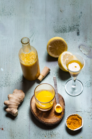 Detox-Getränk, Ingwer-, Zitronen- und Orangensaft mit Kurkuma und Chilipulver, lizenzfreies Stockfoto
