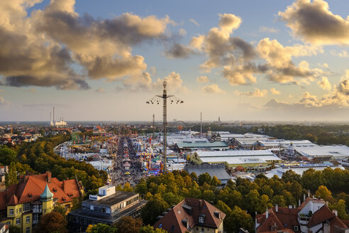 Deutschland, Bayern, München, Blick auf den Oktoberfestplatz auf der Theresienwiese am Abend - SIEF07652