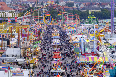 Deutschland, Bayern, München, Blick auf den Oktoberfestplatz auf der Theresienwiese am Abend - SIEF07653