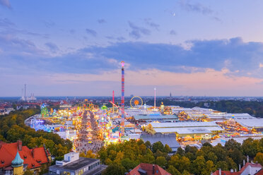 Deutschland, Bayern, München, Blick auf den Oktoberfestplatz auf der Theresienwiese am Abend - SIEF07656