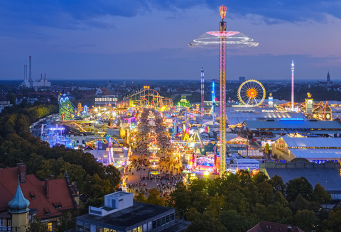 Deutschland, Bayern, München, Blick auf den Oktoberfestplatz auf der Theresienwiese am Abend, lizenzfreies Stockfoto