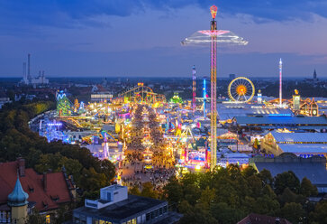 Deutschland, Bayern, München, Blick auf den Oktoberfestplatz auf der Theresienwiese am Abend - SIEF07657