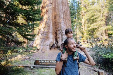 USA, Kalifornien, Vater und Baby besuchen den Sequoia-Nationalpark - GEMF01822