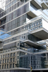 USA, New York City, Hochhaus, 56 Leonard Street, Fassade mit Spiegelungen - HLF01078