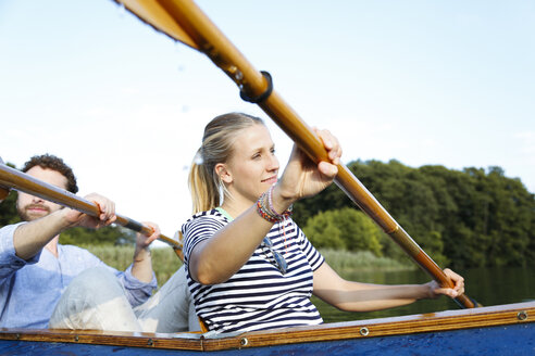 Junges Paar genießt einen Ausflug in einem Kanu auf einem See - FKF02830