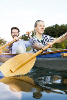 Junges Paar genießt einen Ausflug in einem Kanu auf einem See - FKF02832
