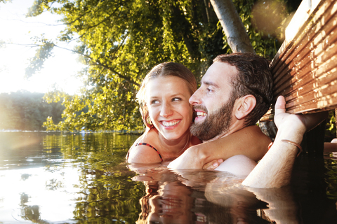 Glückliches junges Paar in einem See, lizenzfreies Stockfoto
