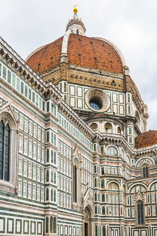 Italien, Toskana, Florenz, Santa Maria del Fiore, Fassade und Kuppel, lizenzfreies Stockfoto