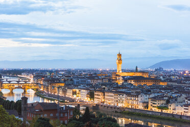 Italien, Toskana, Florenz, Altstadt mit Fluss Arno und Ponte Vecchio, blaue Stunde - CSTF01542