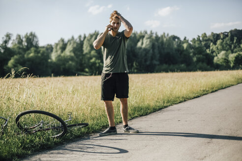 Junger Mann am Telefon, Fahrradtour, Unfall - GUSF00269